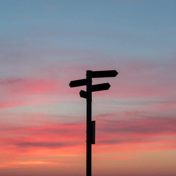 Richtungsweiser im Sonnenuntergang Richtungsweiser im Sonnenuntergang