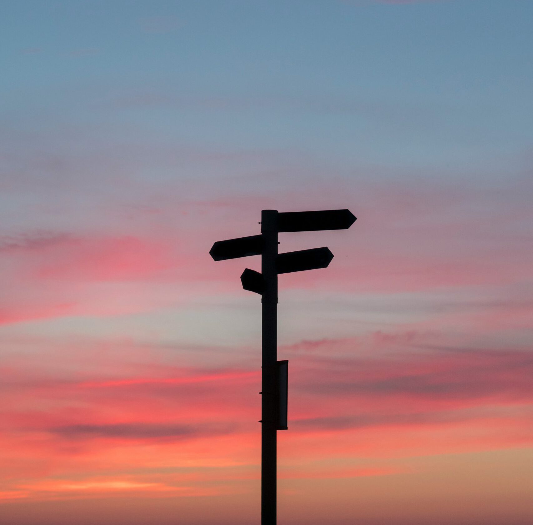 Richtungsweiser im Sonnenuntergang Richtungsweiser im Sonnenuntergang